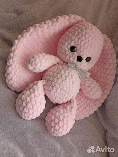 Плюшевый заяц вязаный