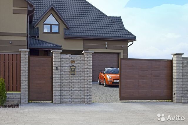 Дом как часть забора