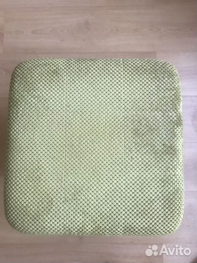 Пуфик оливкого нежно -зеленого цвета