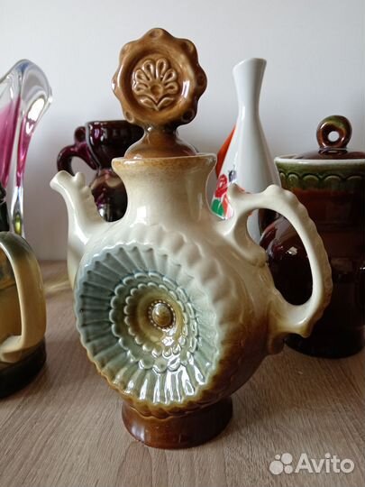 Вазы из цветного стекла чайники бутыли