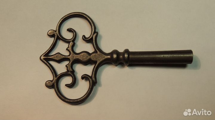 Часовой заводной ключ