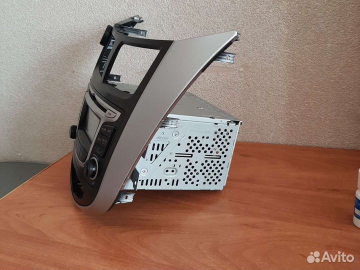 Продам штатную магнитолу с рамкой