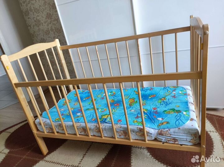 Детская кроватка с маятником