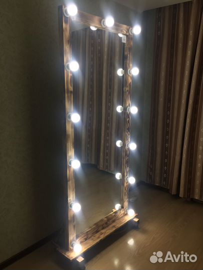 Зеркало с лампами напольное на колесах