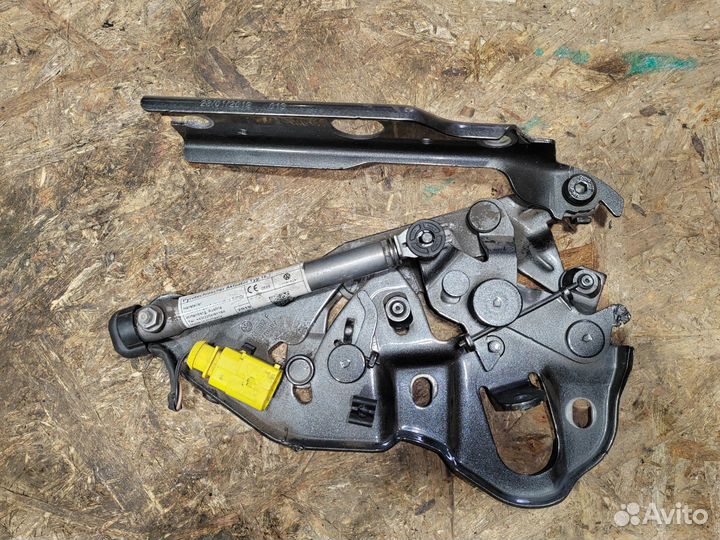 Петля капота правая Volkswagen Touareg 3 2019