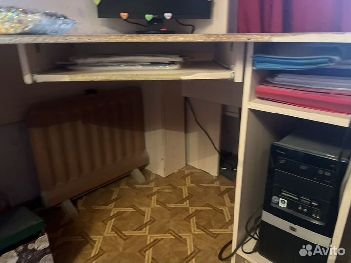 Угловой письменный стол и шкаф