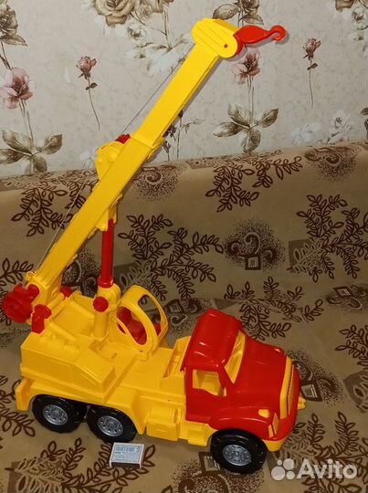 Большой подъемный кран