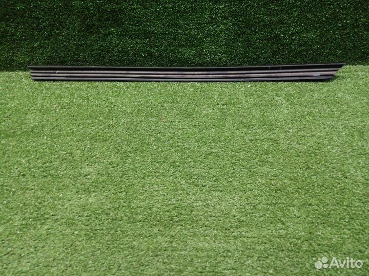 Уплотнитель стекла двери передний правый Mercedes