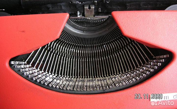 Механическая пишущая машина unis Traveller DE Luxe