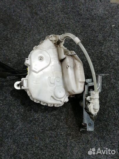 Замок двери передний правый Honda Elysion RR1