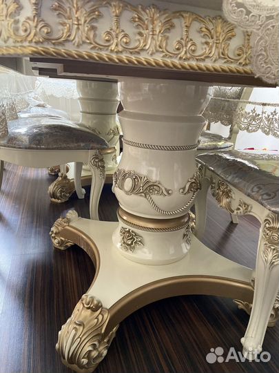 Стол со стульями