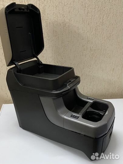 Подлокотник второго ряда сидений Toyota Sequoia