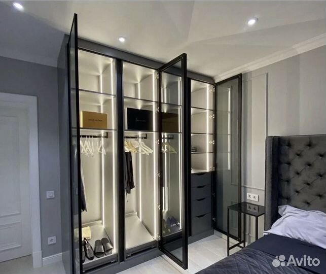 Стеклянный шкаф витрина