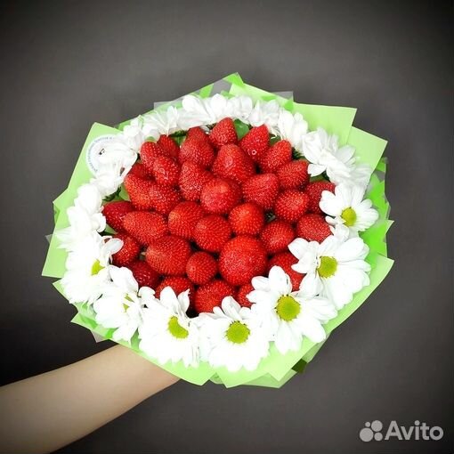 Букет из клубники и цветов