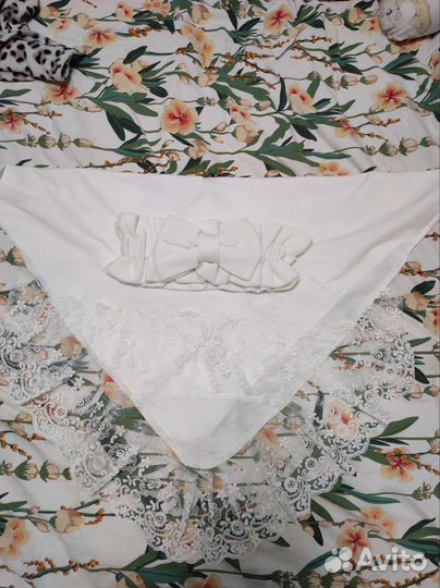 Кружевной уголок и бант на выписку