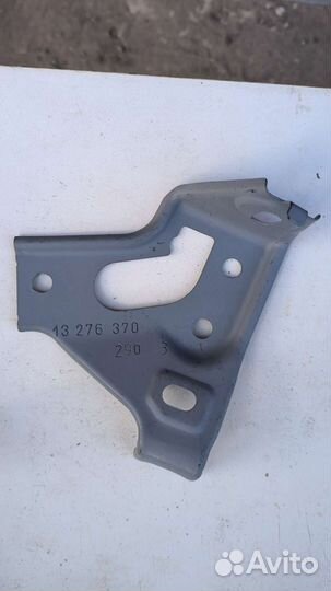 Кронштейн крепления крыла (левый) Opel Astra J