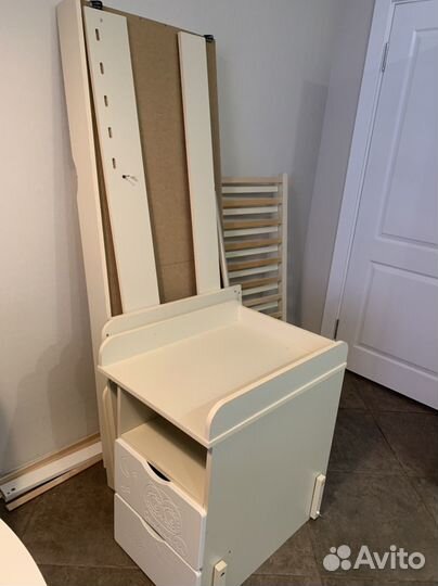 Детская кроватка и комод