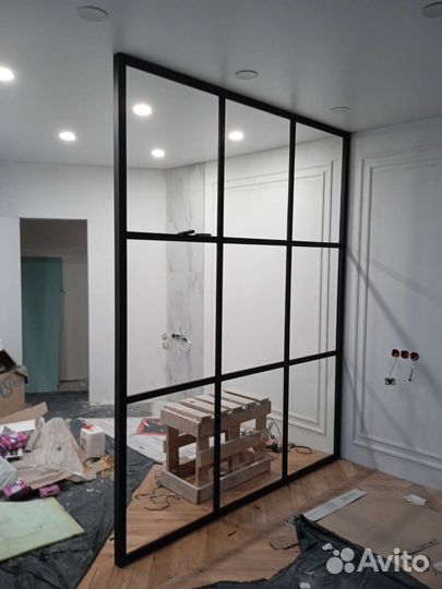 Сдвижная перегородка из металла и стекла