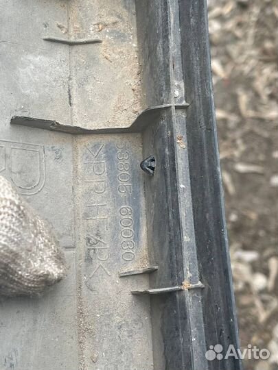 Пыльник крыла Lexus Lx570