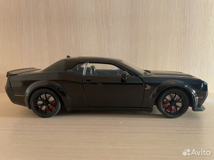 Коллекционная машинка Dodge Challenger SRT 1:24