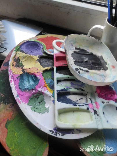 Гуашь и много кистей для рисования