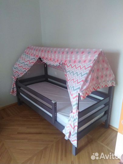 Детская кроватка домик