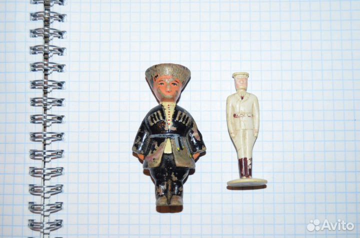 Две игрушки,фигурки.Народы СССР и На посту