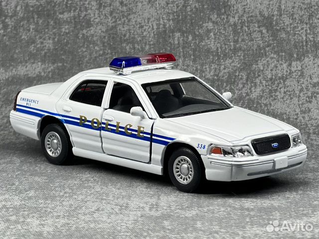 Моделька ford crown victoria 1/42 kinsmart б