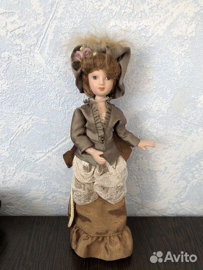 Кукла фарфоровая