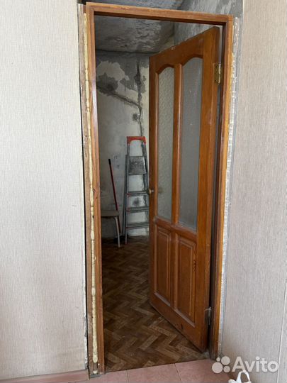 Дверь деревянная с коробом и наличниками