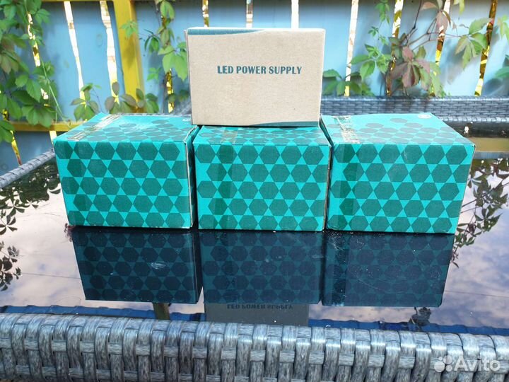 4 коробки красивых камней