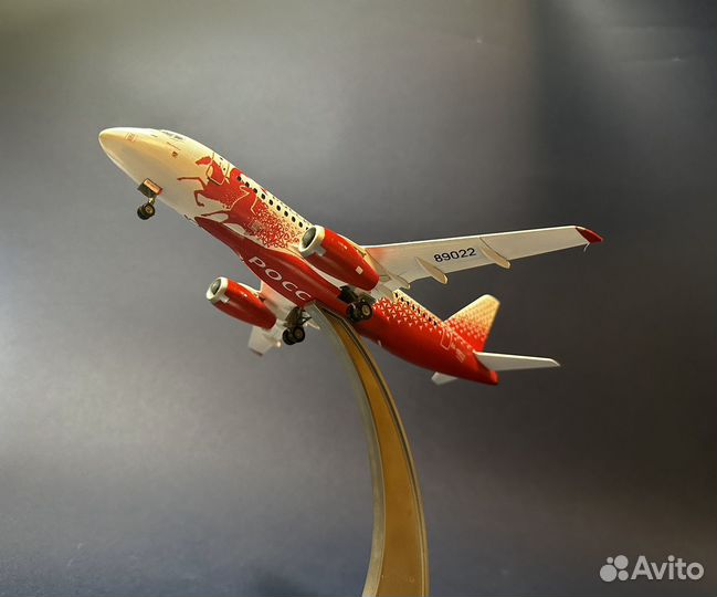 Модель самолета Суперджет SSJ-100 1:144