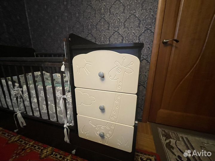 Детская кроватка с маятником