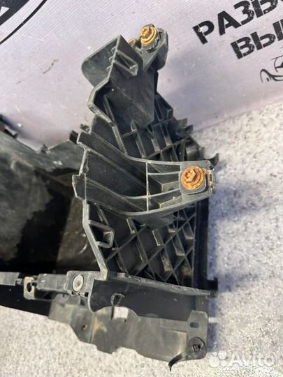 Площадка аккумулятора Renault Fluence 1