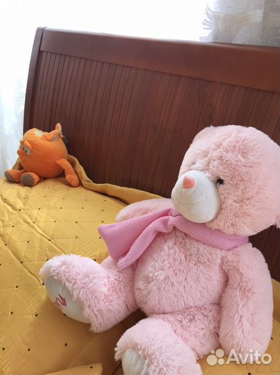 Кровать двухспальная с матрасом и прикроватные тум