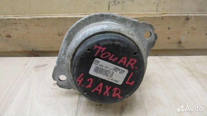 Опора двигателя левая Volkswagen Touareg 2002-2010