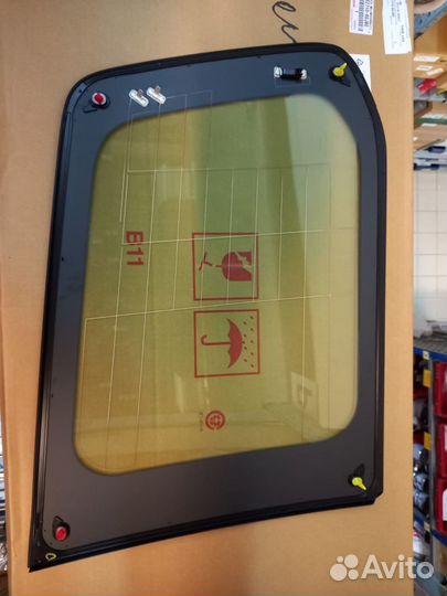 Стекло правое багажного отсека Тойота LC 200 2017