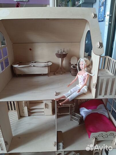 Деревянный кукольный домик с мебелью