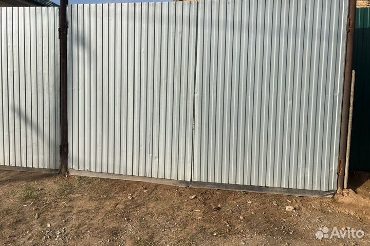 Ворота распашные с калиткой из профнастила. Б/у
