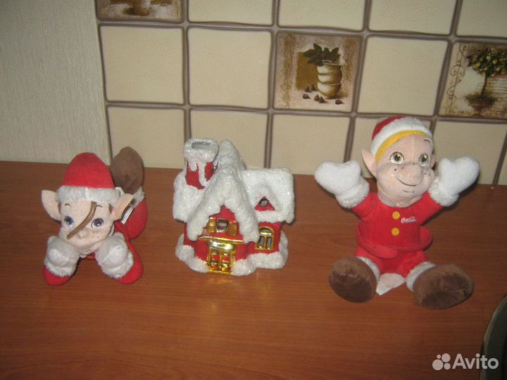 Домик и игрушки под елкую