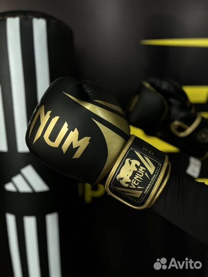 Боксёрские перчатки для единоборств Venum