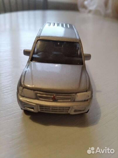 Mitsubishi pajero mini модель авто 1:64