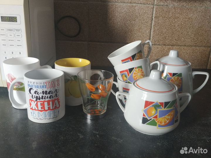 Чашки, заварочный чайник, сахарница