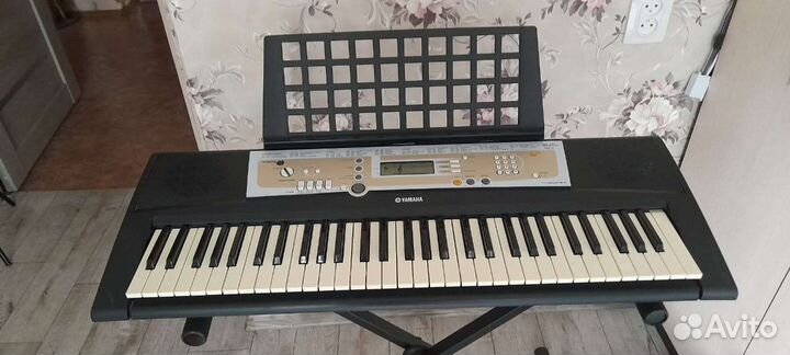 Синтезатор Yamaha PSR-R200
