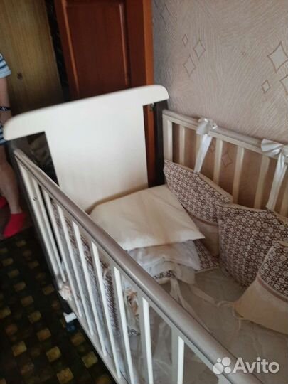 Детская кроватка и столик для кормления
