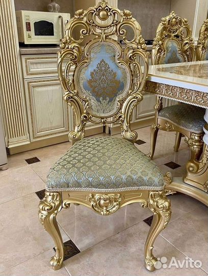 Большой обеденный стол и стулья