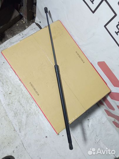 Амортизатор капота Volkswagen Jetta 5