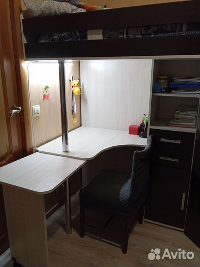 Кровать чердак со столом и гардеробом