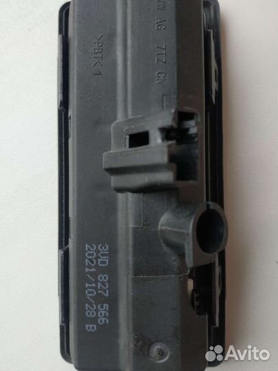 Кнопка замка багажника 3V0827566 VW Skoda Audi