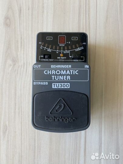 Гитарная педаль Behringer TU300 тюнер
